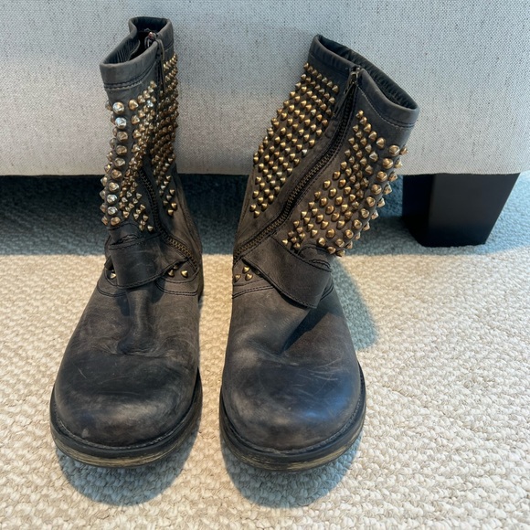 Steve Madden black Monicaa gold studded motorcycle boots | Size 8.5 | Preowned - Picture 6 of 9